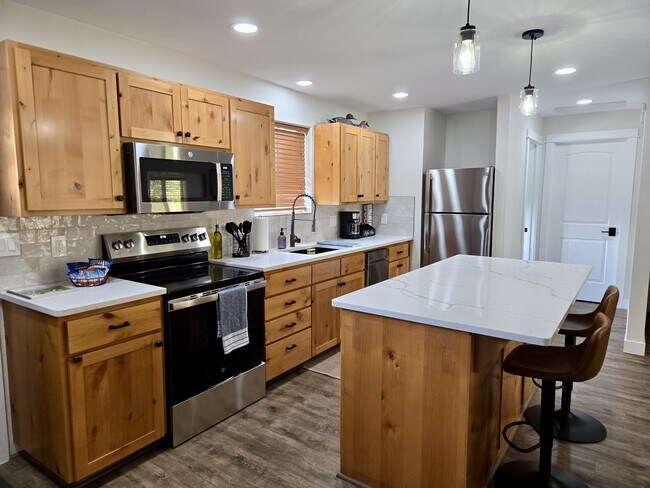 Building Photo - 43143 Riverview Dr