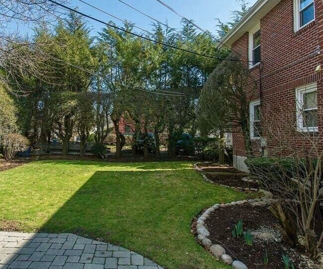 Building Photo - 569 Commonwealth Ave