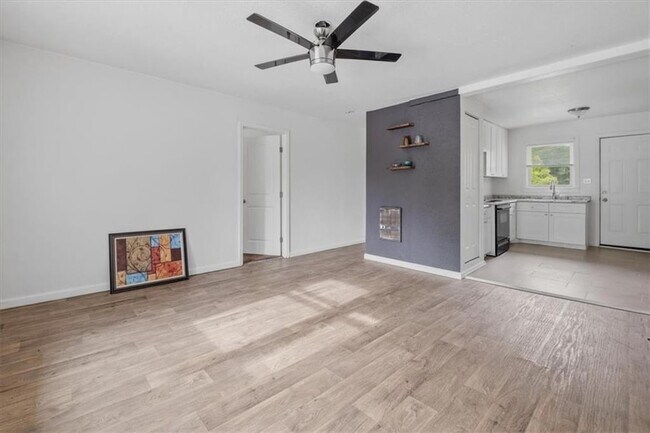 Building Photo - 608 N College Dr