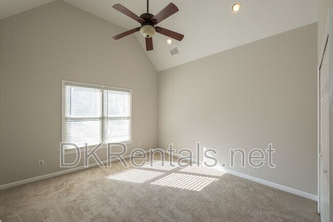 Building Photo - 841 Lakeglen Dr