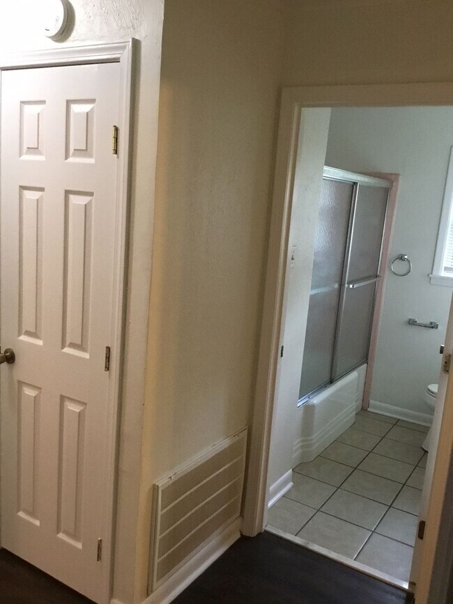 Building Photo - *3/2*SOUTHERN HILLS/SOUTHWOOD*FRESH PAINT*
