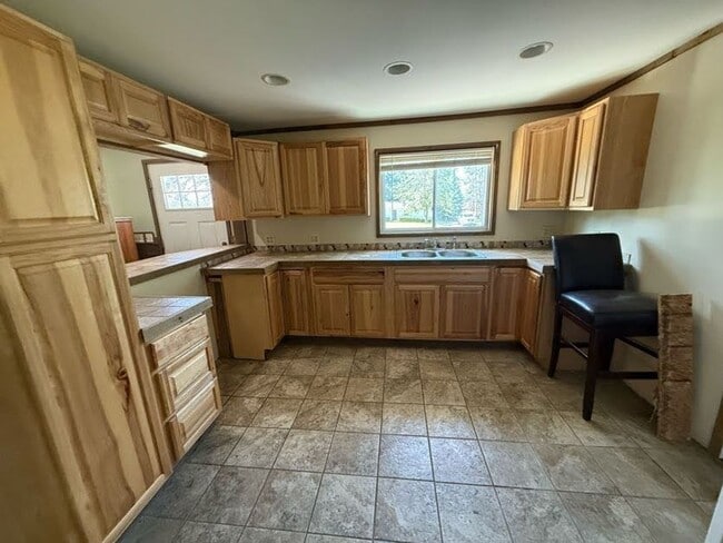 Building Photo - MIL-2117