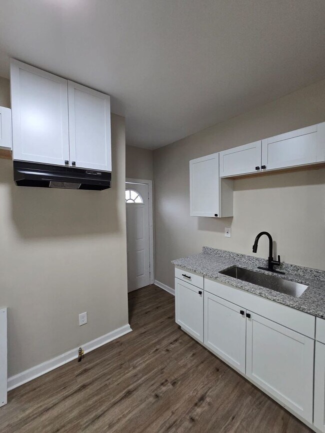 Building Photo - Fully Renovated 3-Bedroom Home – Move-In R...