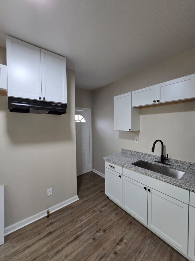 Building Photo - This beautifully updated 3-bedroom, 1-bath...