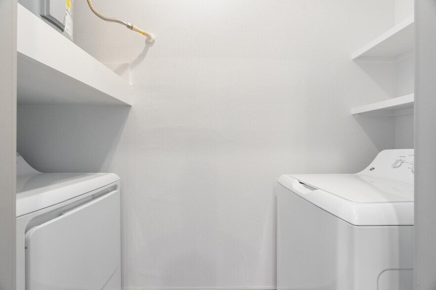 Building Photo - 12100 1/2 Ferrystone Glen Dr