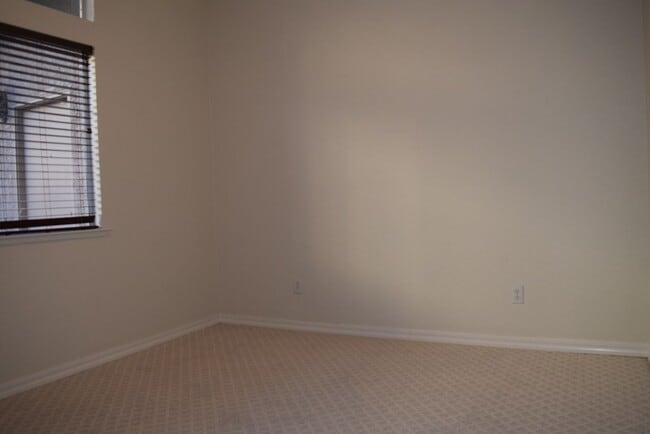 Building Photo - 303 Ironwood Cir