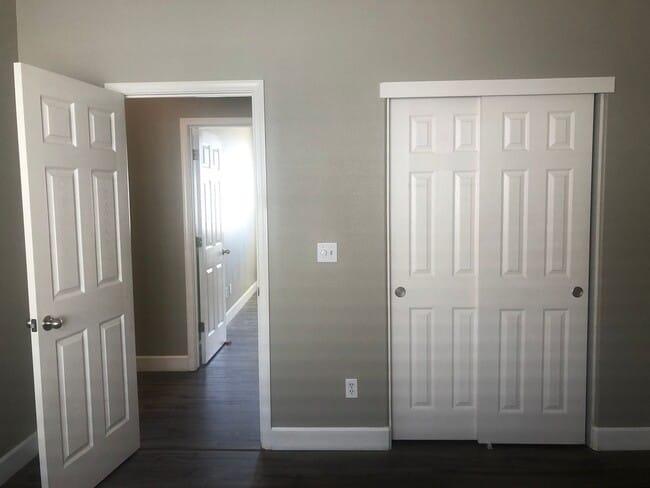 Building Photo - Executive 3 Bedroom 2.5 Bathroom 1800 sqft...