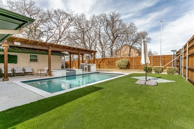 Building Photo - 4 bedroom with pool in Colleyville