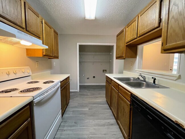 Building Photo - 5001-5007 7 Pine Cir