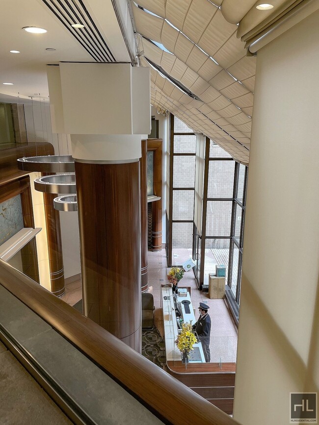 Building Photo - Beautiful 3 Bedroom 2.5 bath Apartment In ...
