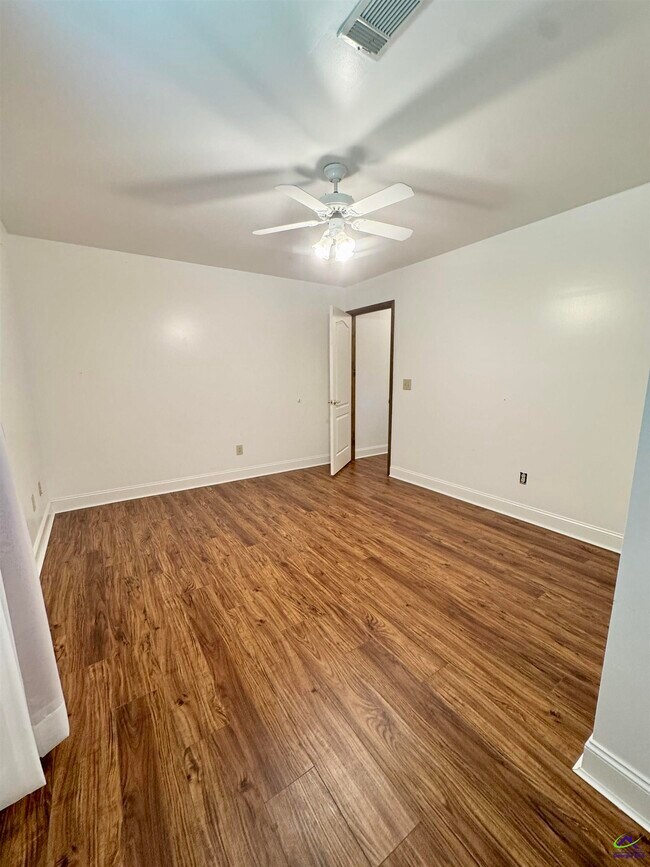 Building Photo - 1127 Alderly Ln