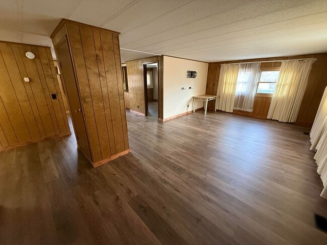 Building Photo - 4 Bed 2 Bath Home with 2 Car Garage, Large Private Fenced Yard. Lander, WY