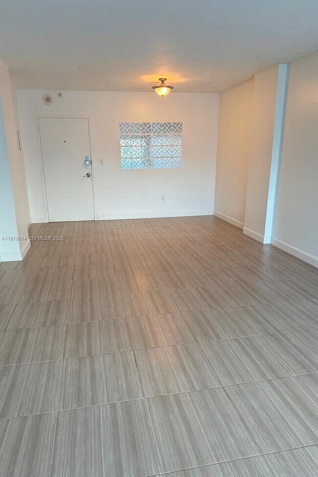 Building Photo - 400 Kings Point Dr