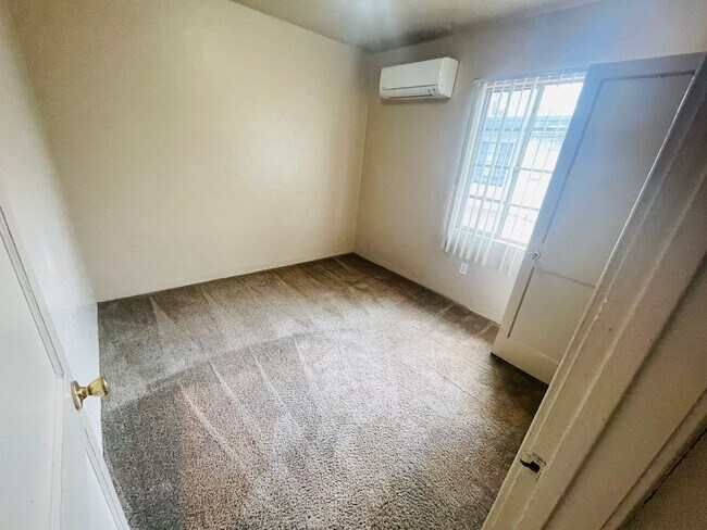 Building Photo - Two Bedroom w/ A/C, Yard and Carport - 500...