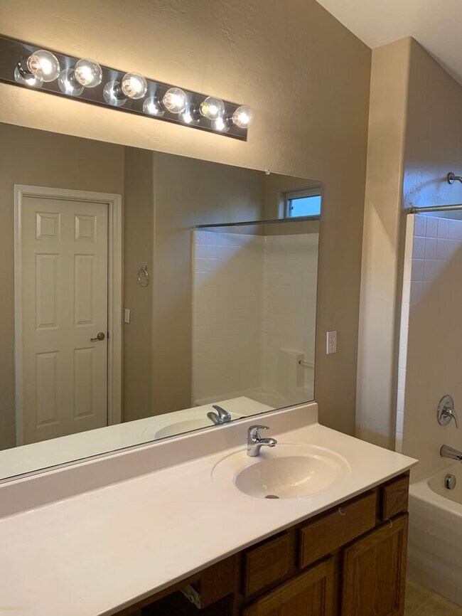 Building Photo - COMING SOON! Bright, Open Floorplan - Close to Freeways