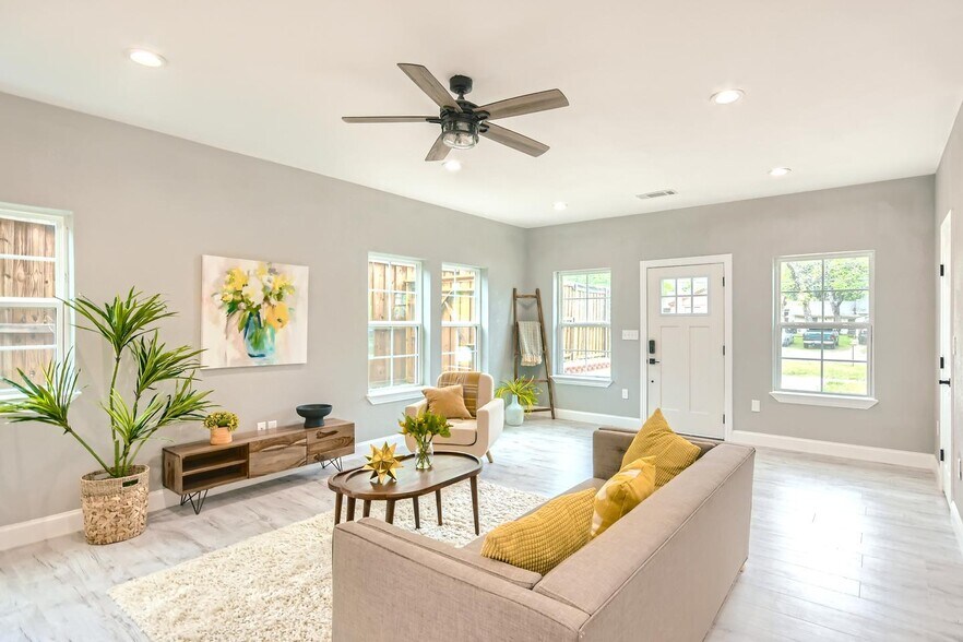 Building Photo - North Oak Cliff home 2 miles from Bishop A...