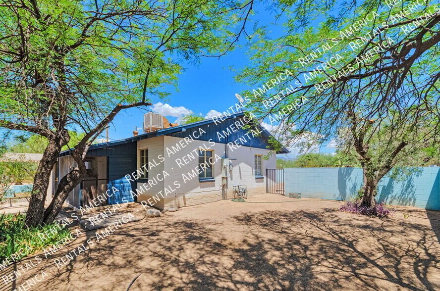 Building Photo - 3733 N Mountain Ave