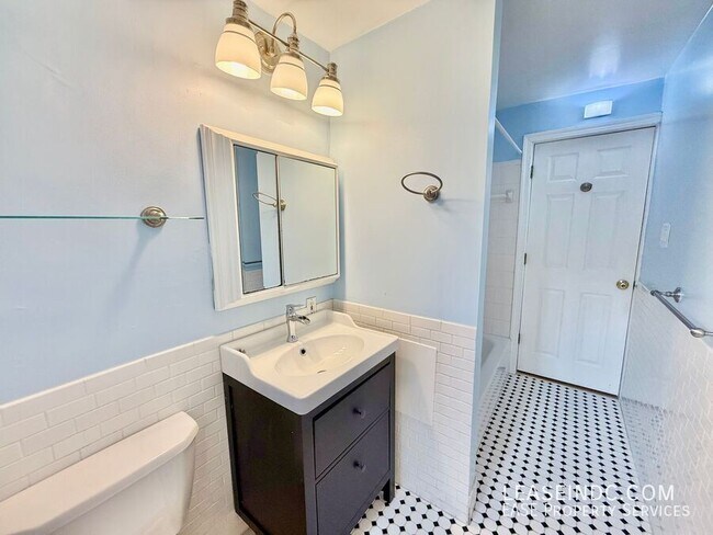 Building Photo - 1020 Fairmont St NW