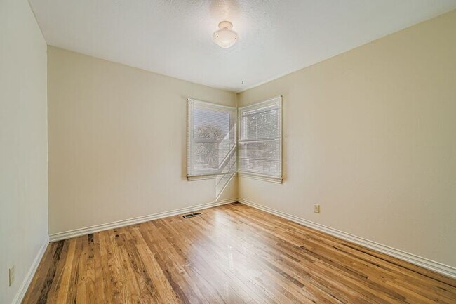 Building Photo - 515 W San Miguel St