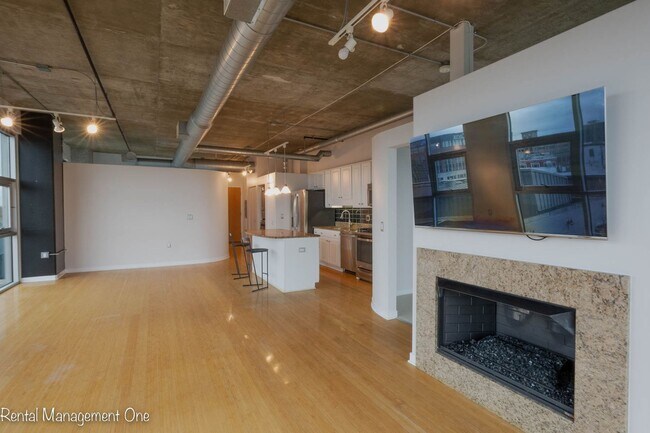 Building Photo - Downtown ROYAL OAK LIVING - 2 bed/2 bath - A CORNER WITH A VIEW!