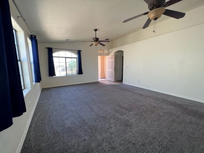 Building Photo - 3 Bedroom 2 bath Home Boat Deep Garage and RV parking Near Safeway