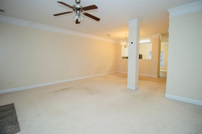 Building Photo - 2 Bedroom, 2.5 Bath Available in Hampton F...