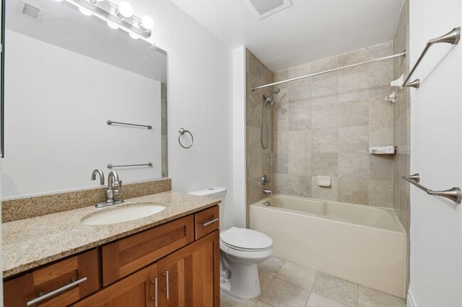 Building Photo - Experience refined urban living in this rarely available one bedroom residence in the coveted Sta...