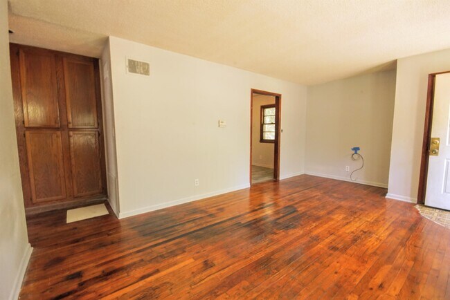 Building Photo - 2731 SE Massachusetts Ave