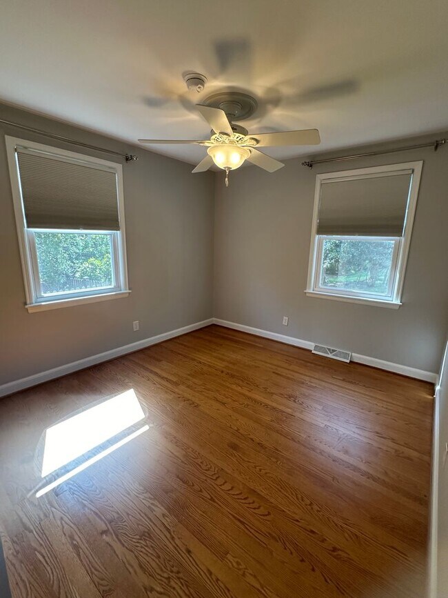 Building Photo - Charming 3 BR, 2.5 Ba house in a great location in town on a quiet cul de sac