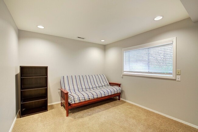 Building Photo - 5Bd/3.5Ba Newcastle House