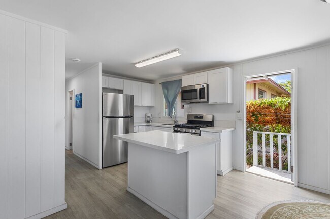 Building Photo - Three Bedroom Home