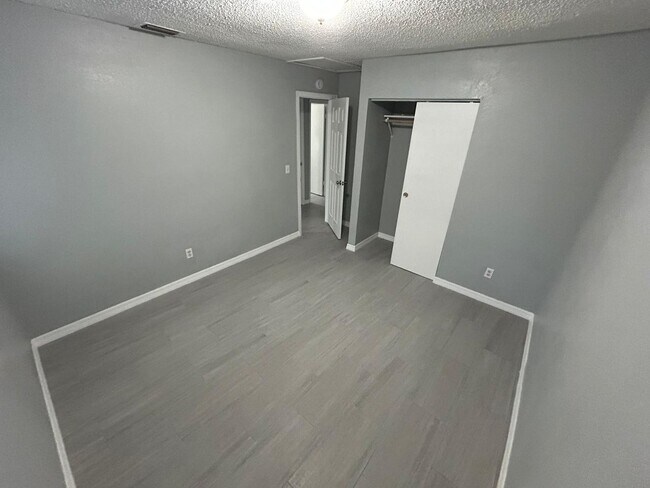 Building Photo - Spacious 5 Bedroom Home forRent in Tampa