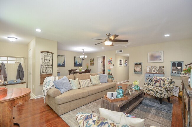 Building Photo - 10264 Briar Forest Dr