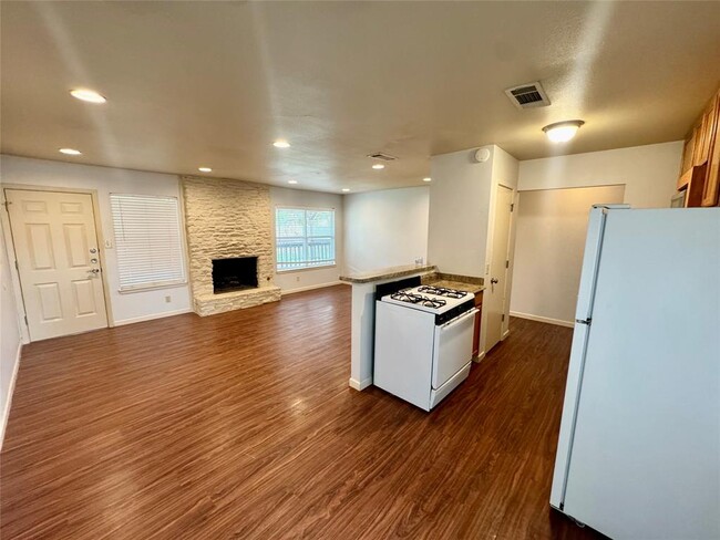 Building Photo - 2102 Pompton Dr