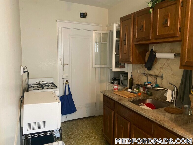 Building Photo - 53 Fellsway W