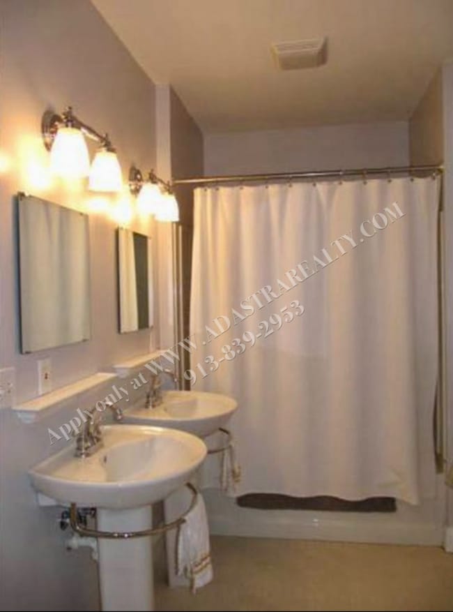 Building Photo - Updated 3 Bed 1 Bath Home Minutes From the...