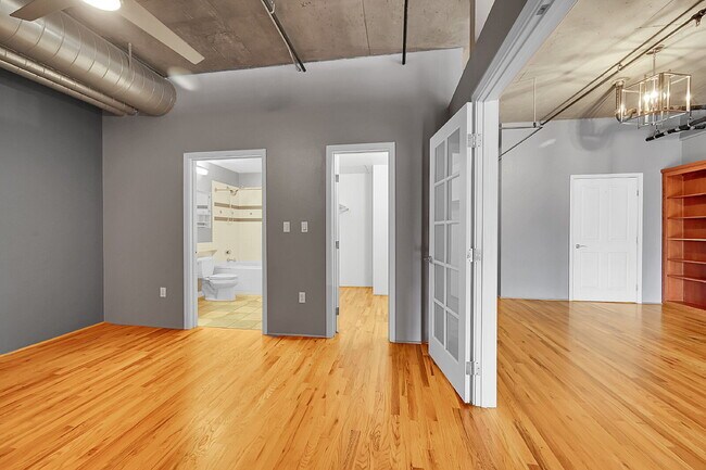 Building Photo - $2,595.00, 1 bed, 1.5. bath located in Denver