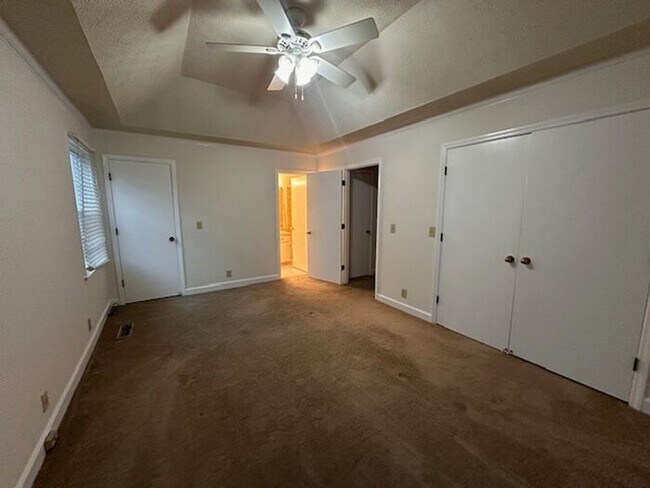 Building Photo - Spacious Townhouse in Woodlawn Area