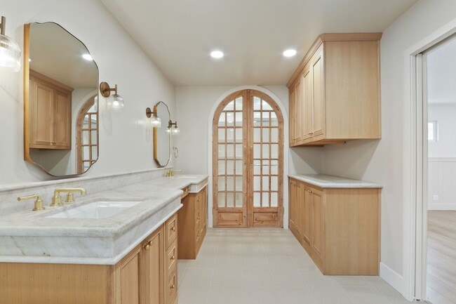 Building Photo - 3 bed 2 bath remodeled home features rustic charm blended with contemporary elegance