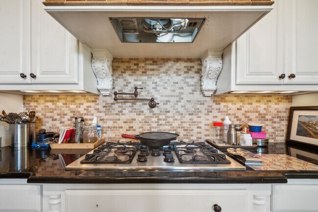 Building Photo - Stunning 5 bedroom 4.5 bath in Stonebrooke Glenn