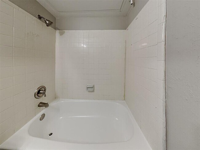 Building Photo - 2822 Canary Ln