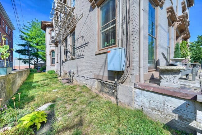 Building Photo - 519 Greenup St
