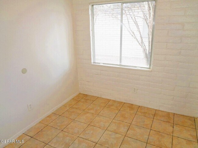 Building Photo - 3028 E Glen Dr