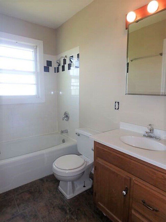 Building Photo - Nice 3 Bedroom Country House!