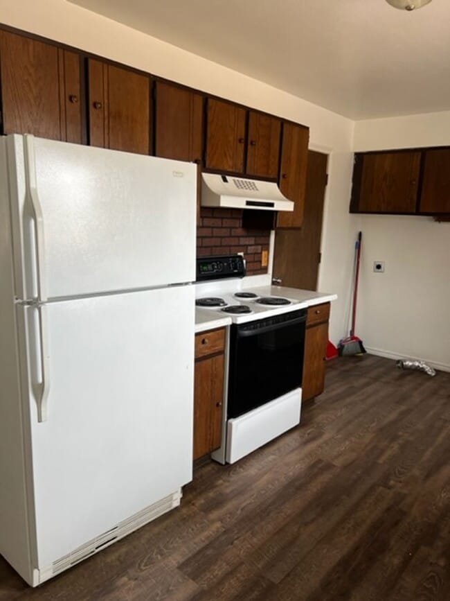 Building Photo - ALL PROSPECTIVE TENANTS MUST SUBMIT A $58 NON-REFUNDABLE APPLICATION FEE PER APPLICANT ONLINE AND...