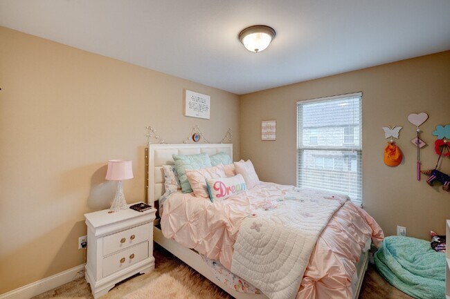 Building Photo - Beautiful Townhome with Garage, Fireplace, Close to Greenway, Dining & Shopping