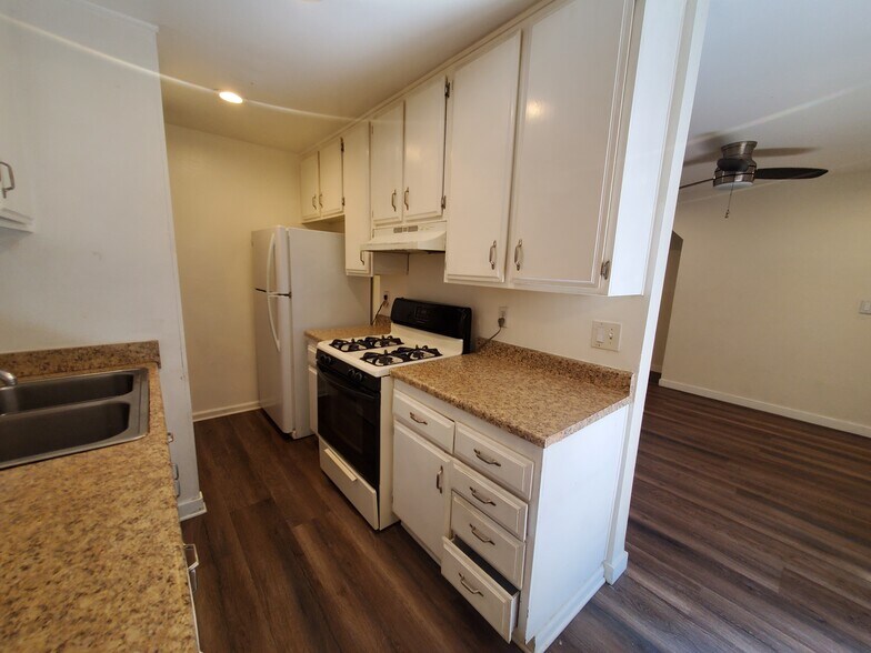 Building Photo - 8641 Glenoaks Blvd