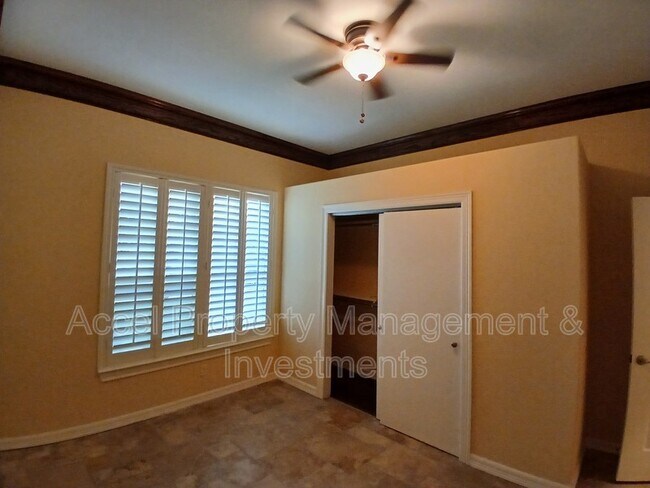 Building Photo - 2423 W Hampton Ave