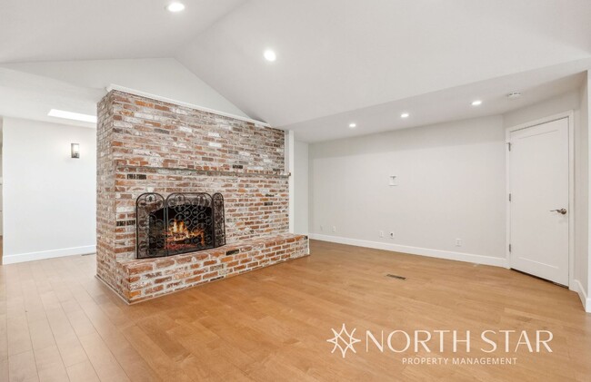 Building Photo - One Level Living in Lake Oswego