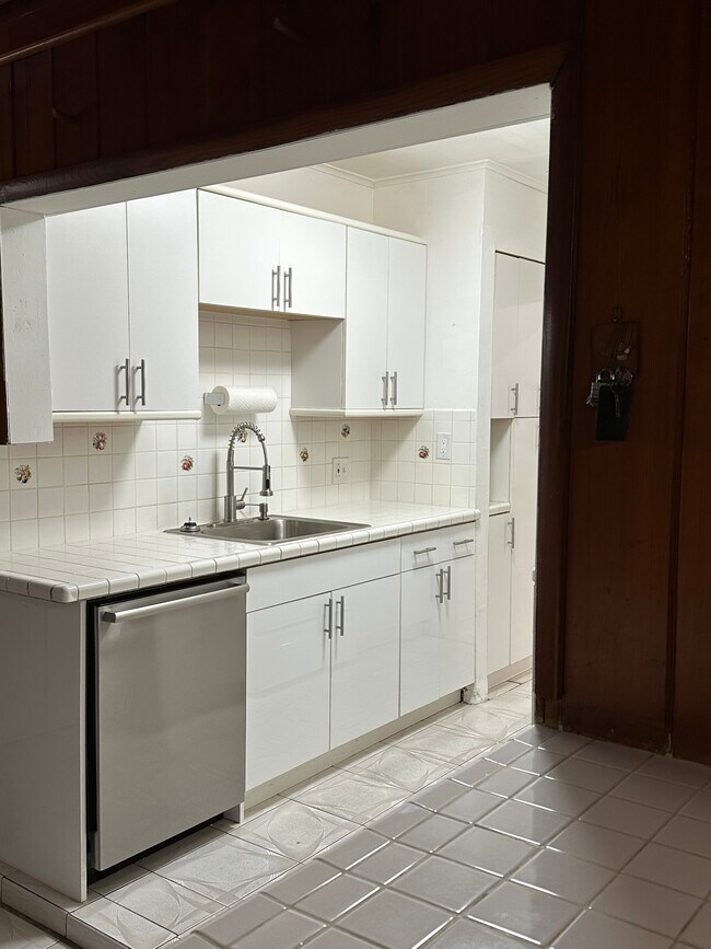 Building Photo - 811 NE 2nd Pl